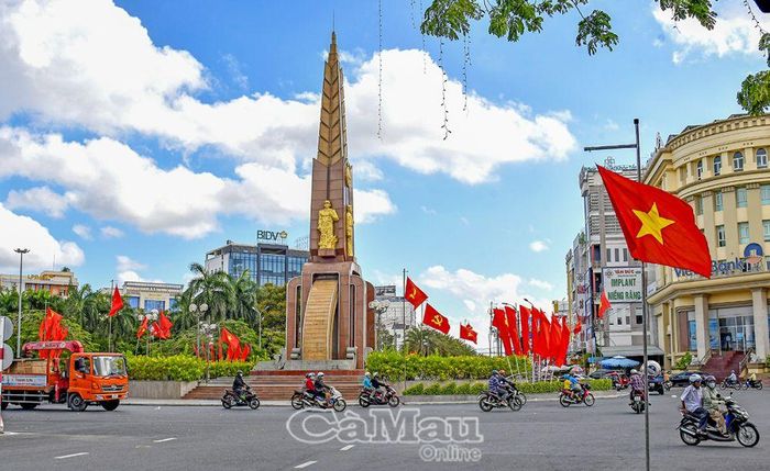 Thành phố Cà Mau rợp cờ hoa chào mừng sự kiện lịch sử 50 giải phóng miền Nam, thống nhất đất nước. Ảnh: Mộng Thường