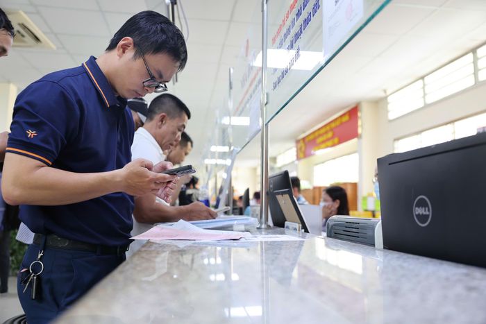 Người dân làm thủ tục với tiện ích mới