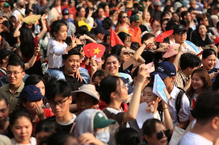 Bác sĩ khuyến cáo người dân nên chuẩn bị nước, đồ ăn, đồ che chắn khi đi xem tập luyện diễu binh. Ảnh: Duy Hiệu.