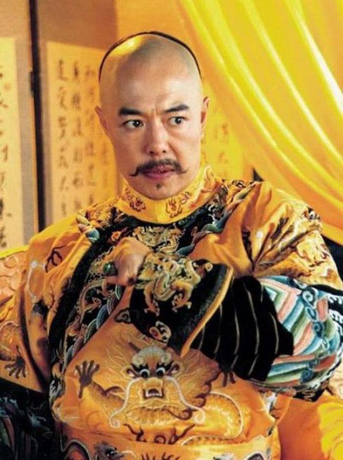 Trương Thiết lâm trong chân dung Hoàng đế Càn Long, phim "Hoàn Châu cách cách"