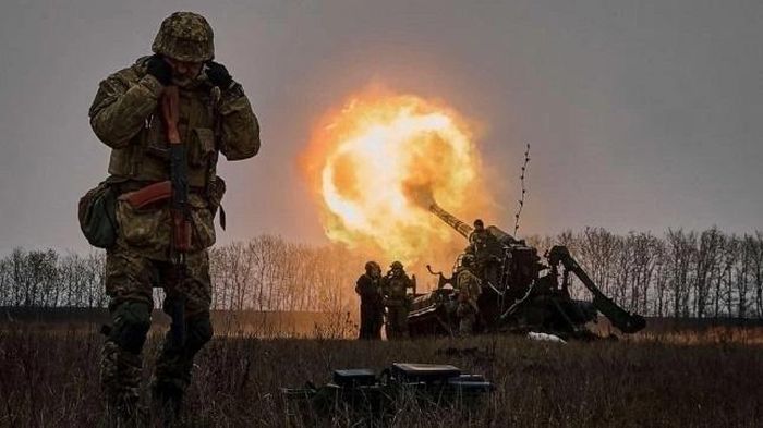 Binh sĩ Ukraine nã pháo Pion vào các vị trí của Nga gần Bakhmut. Ảnh: AP