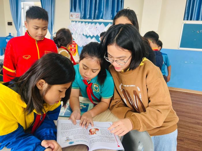 Cuốn sách "Sắc màu tuổi thơ" được nhiều độc giả nhí đón nhận. Ảnh: NVCC
