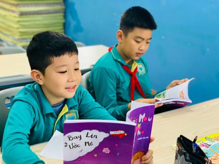Cuốn sách "Sắc màu tuổi thơ" được nhiều độc giả nhí đón nhận. Ảnh: NVCC