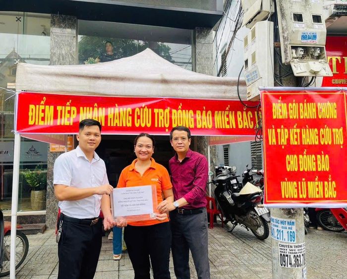 Từ tình yêu văn học, những trang sách đã lan tỏa những điều tử tế. 15 triệu đồng tiền bán sách "Sắc màu tuổi thơ" được quyên góp cho người dân có hoàn cảnh khó khăn. Ảnh: NVCC