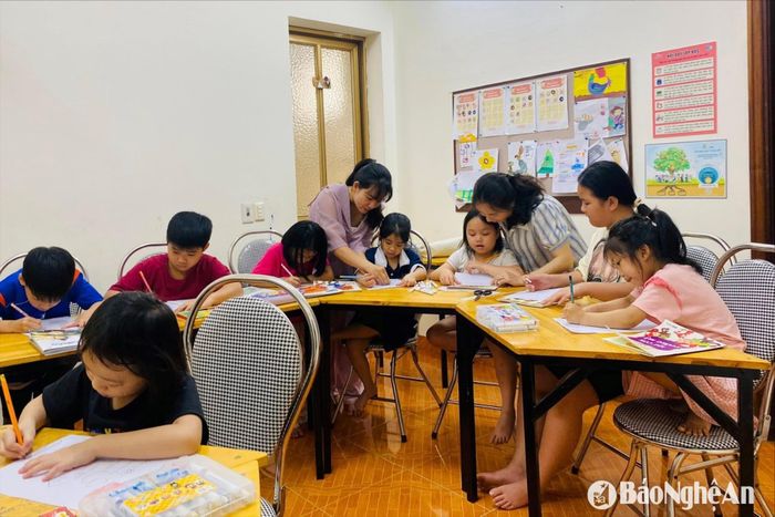 Cô Kim trong một hoạt động miễn phí nhằm lan tỏa văn hóa đọc nhân ngày Sách và Văn hóa đọc Việt Nam 21/4. Ảnh: NVCC