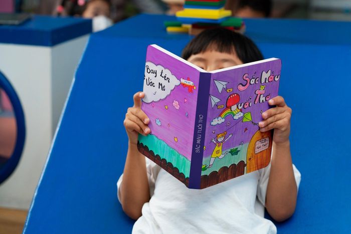Cuốn sách "Sắc màu tuổi thơ" được nhiều độc giả nhí đón nhận. Ảnh: NVCC