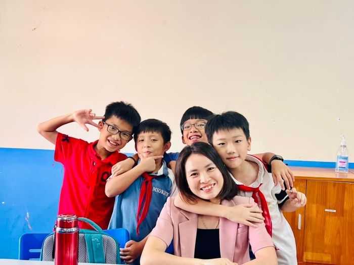 Với tất cả học sinh, cô Kim như một người mẹ đặc biệt, luôn mang đến những điều bất ngờ thú vị từ trang sách. Ảnh: NVCC