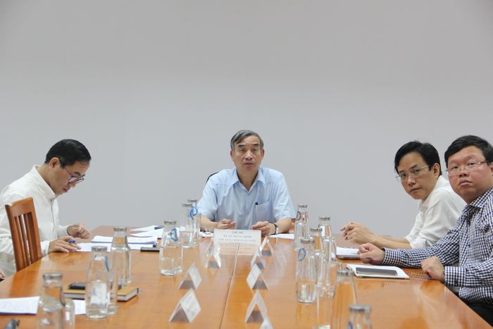 Chủ tịch UBND thành phố Lê Trung Chinh tiếp công dân định kỳ tháng 4-2025. Ảnh: X.HẬU