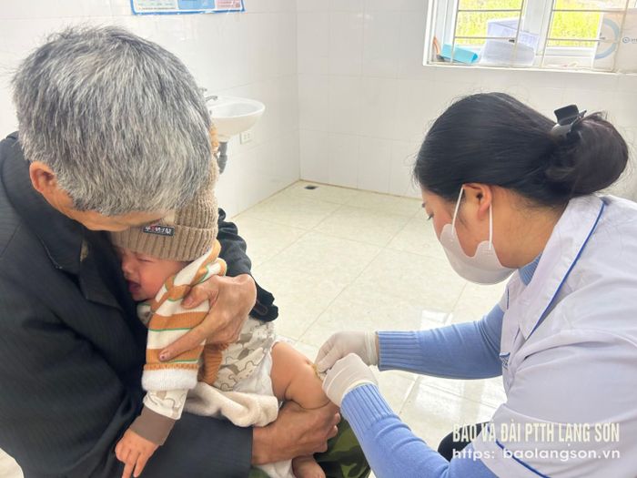 Cán bộ Trạm Y tế xã Vân An, huyện Chi Lăng tiêm vắc-xin phòng bệnh cho trẻ trong chương trình tiêm chủng mở rộng
