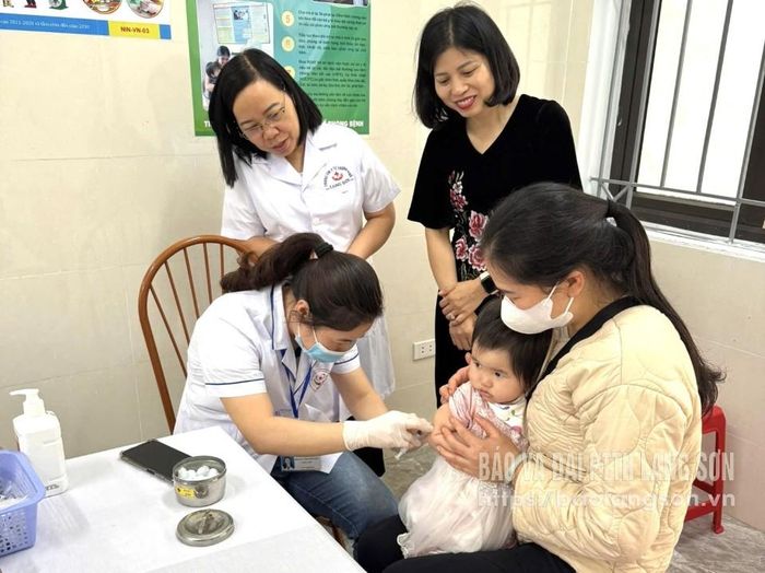 Đoàn công tác của UBND thành phố Lạng Sơn kiểm tra công tác tiêm chủng tại Trạm Y tế phường Tam Thanh