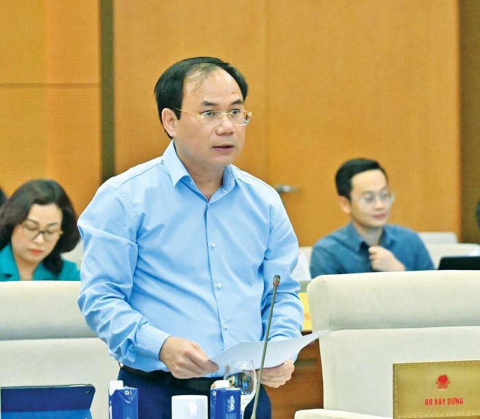  Thứ trưởng Bộ Xây dựng Nguyễn Văn Sinh trình bày Tờ trình dự thảo Nghị quyết của Quốc hội về thí điểm một số cơ chế, chính sách đặc thù phát triển nhà ở xã hội. Ảnh: Quang Khánh 