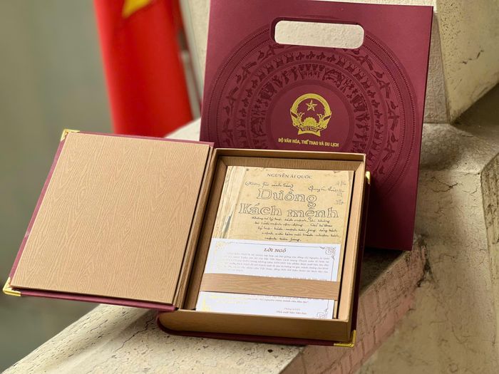 Đường Kách mệnh in lại nguyên vẹn như diện mạo ấn bản năm 1927, thêm phần bìa nhung và hộp đựng trang trọng bên ngoài.