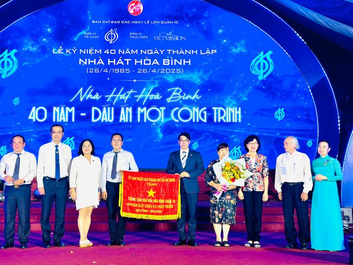  Ban Giám đốc Nhà hát Hòa Bình nhận Cờ truyền thống do UBND TPHCM trao tặng 