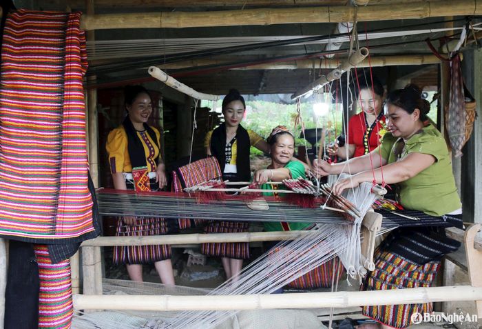 Chị em ở bản Bủng Xát, xã Châu Khê (Con Cuông) dệt thổ cẩm. Ảnh: Thu Huyền