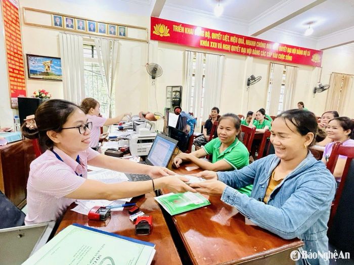 Giải ngân nguồn vốn tại điểm giao dịch xã Châu Khê, huyện Con Cuông. Ảnh: Thu Huyền