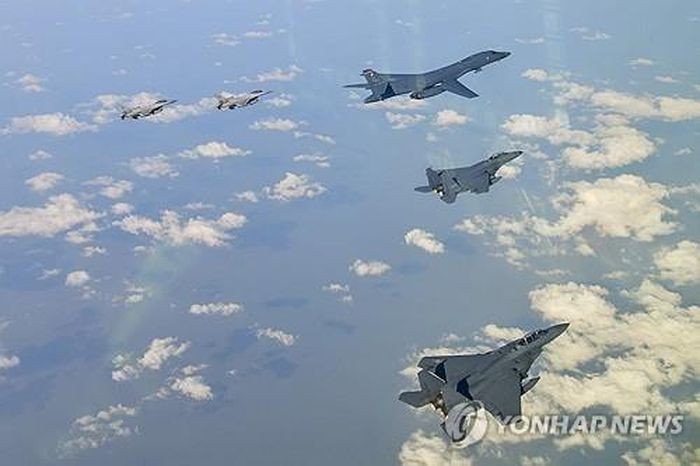 Hình ảnh do Bộ Quốc phòng Hàn Quốc cung cấp cho Yonhap, cho thấy một máy bay ném bom chiến lược B-1B (góc phải dưới) trong một cuộc tập trận chung giữa Hàn Quốc và Mỹ.