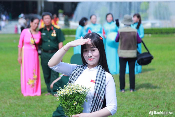 Các bạn trẻ trong trang phục áo dài nền nã ghi lại khoảnh khắc tại Dinh Độc lập nhân dịp đại lễ kỷ niệm 50 năm ngày thống nhất đất nước (30/4/1975 - 30/4/2025). Ảnh: Thanh Nhàn
