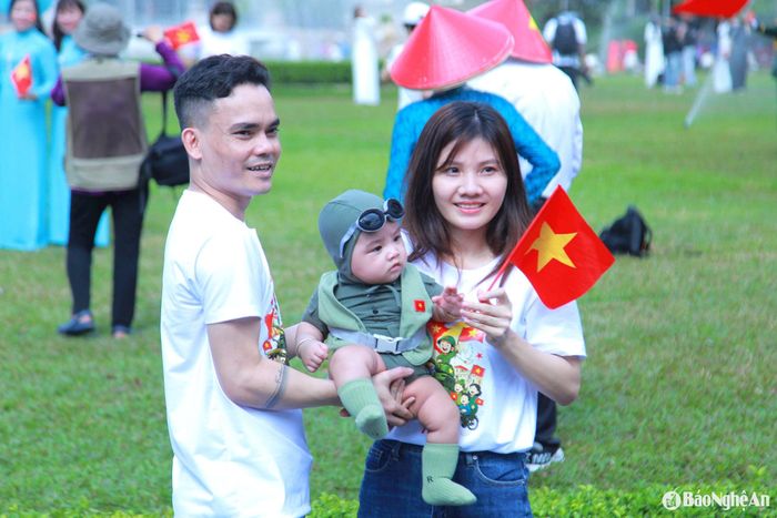 Nhiều gia đình trẻ cũng tranh thủ check-in tại địa điểm hot nhất những ngày này. Ảnh: Thanh Nhàn