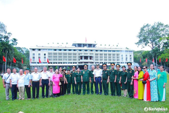 Rất nhiều đoàn cựu chiến binh trên khắp cả nước đã về thăm Dinh Độc lập - Biểu tượng lịch sử của TP. Hồ Chí Minh và của cả dân tộc, nơi ghi dấu thắng lợi hoàn toàn của cuộc kháng chiến chống Mỹ cứu nước, giải phóng miền Nam, thống nhất đất nước. Ảnh: Thanh Nhàn