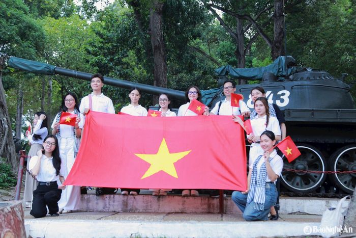 Cờ đỏ sao vàng hiện diện trong mỗi bức ảnh, mỗi khuôn hình của khách tham quan khi đến với Dinh Độc lập, như nhắc nhớ về sự hy sinh xương máu của cha ông để chúng ta có được độc lập, tự do ngày hôm nay. Ảnh: Ngân Hạnh