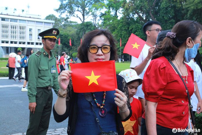 Chị Đậu Anh Nguyên là người dân Nghệ An, hiện đang sinh sống và làm việc tại TP.Hồ Chí Minh chia sẻ niềm tự hào khi được hòa chung trong không khí lịch sử trước thềm ngày lễ lớn của dân tộc. Ảnh: Thanh Nhàn