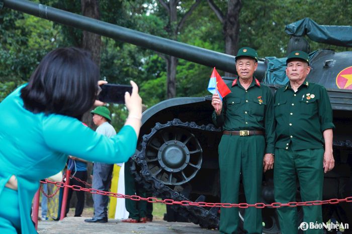 Trong mỗi người đều dâng trào cảm xúc tự hào về lịch sử vẻ vang của dân tộc. Ảnh: Ngân Hạnh