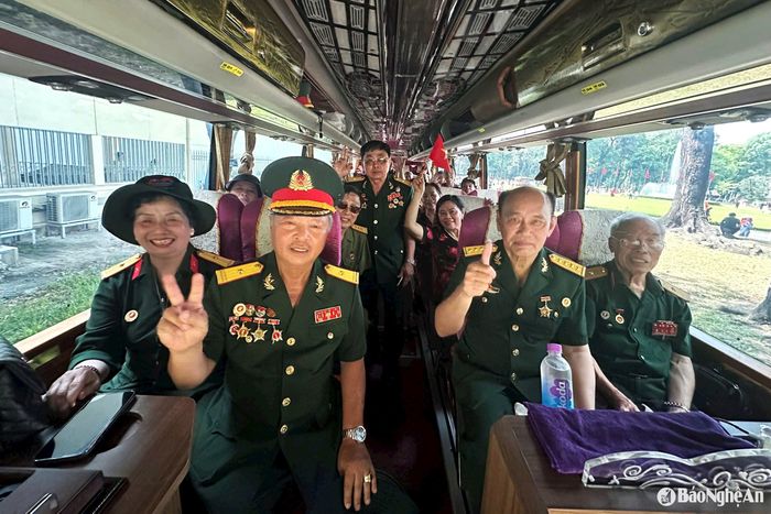 Đoàn Cựu chiến binh Sư đoàn 341 (Quân khu 4), Nghệ An cùng nhau hội ngộ, trở lại TP. Hồ Chí Minh. Trong cuộc kháng chiến chống Mỹ cứu nước, Sư đoàn đã thần tốc cơ động vào chiến đấu ở miền Đông Nam Bộ, cùng các cánh quân của ta tiến vào giải phóng Sài Gòn, góp phần giải phóng hoàn toàn miền Nam, thống nhất đất nước. Ảnh: Thanh Nhàn