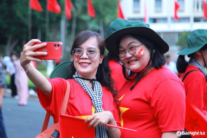 Cảm xúc chung của những người dân có mặt tại đây là xúc động và tự hào. Ảnh: Ngân Hạnh