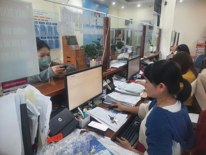 Công chức bộ phận “Một cửa” xã Hòa Sơn, huyện Hòa Vang phục vụ người dân. Ảnh: TRỌNG HUY