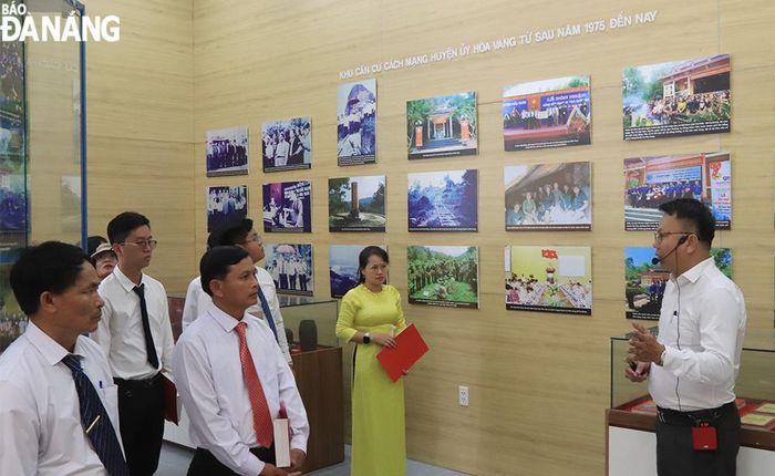 Các đảng viên mới tham quan, tìm hiểu lịch sử tại “địa chỉ đỏ” Khu căn cứ cách mạng Huyện ủy Hòa Vang (thôn Phú Túc, xã Hòa Phú, huyện Hòa Vang). Ảnh: ĐẮC MẠNH