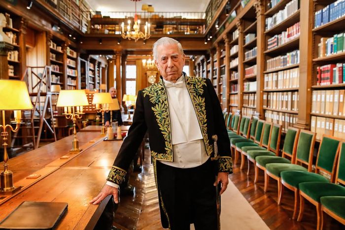 Nhà văn Vargas Llosa tại thư viện của Viện Hàn lâm Pháp ở Paris năm 2023, khi ông trở thành nhà văn đầu tiên không có tác phẩm gốc bằng tiếng Pháp được kết nạp vào tổ chức này. Ảnh: Teresa Suarez/EPA