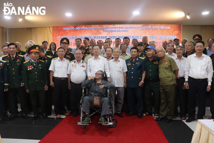 Lãnh đạo thành phố chụp ảnh lưu niệm cùng các nhân chứng lịch sử tham gia Chiến dịch Hồ Chí Minh. Ảnh: KHÁNH NGÂN