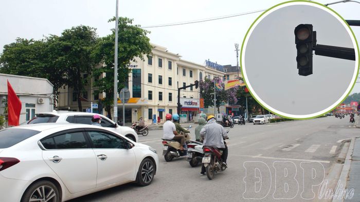 Đèn tín hiệu tại ngã tư Bưu điện tỉnh sáng chập chờn, không ổnđịnh khiến người điều khiển phương tiện khó quan sát.