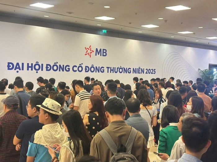 Cổ động xếp hàng từ sớm tham dự Đại hội đồng cổ đông MB. Ảnh: Kiều Chinh/Mekong ASEAN