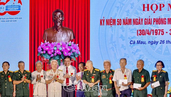Phó bí thư thường trực Tỉnh ủy Nguyễn Đức Hiển và Chủ tịch UBND tỉnh Phạm Thành Ngại tặng quà tri ân các nhân chứng lịch sử - những người đã góp phần viết nên trang sử hào hùng đại thắng mùa xuân năm 1975, thống nhất đất nước.