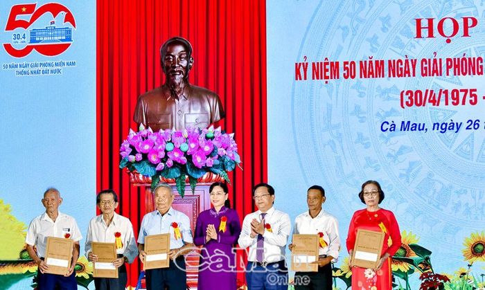 Phó bí thư thường trực Tỉnh ủy Nguyễn Đức Hiển và Phó chủ tịch điều hành HĐND tỉnh Lê Thị Nhung trao hồ sơ, kỷ vật cho các cán bộ đi B.
