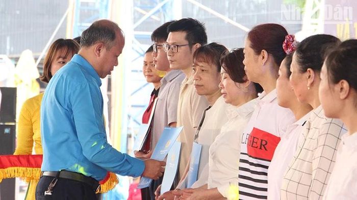 Tặng quà hỗ trợ cho đoàn viên, người lao động bị tai nạn lao động, bệnh nghề nghiệp.