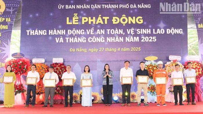 Các cá nhân nhận Bằng khen của Chủ tịch Ủy ban nhân dân thành phố.