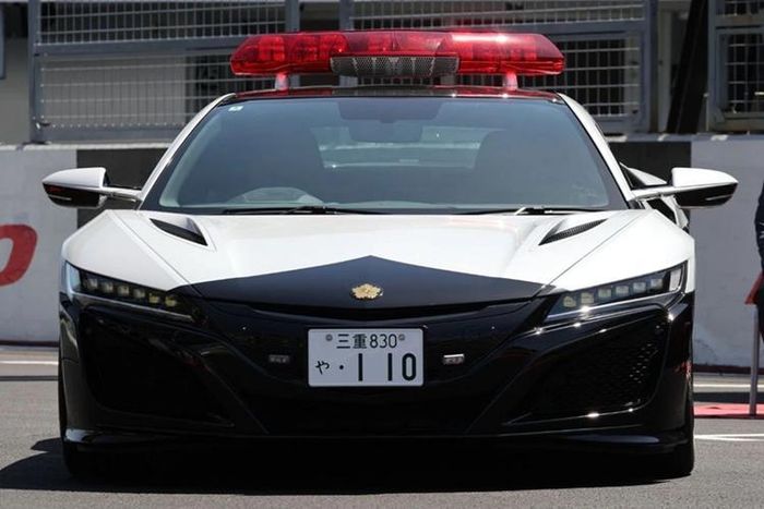 Ngoại hình siêu xe Honda NSX được sơn màu đen và trắng theo truyền thống của lực lượng cảnhn sát Nhật Bản, ngay vị trí cửa xe có dòng chữ tiếng Nhật có nghĩa "Cảnh sát tỉnh Mie" và ký tự "POLICE" bên dưới.