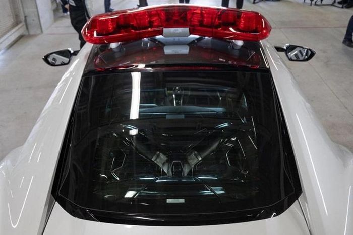 Honda NSX có hệ dẫn động Sport Hybrid SH-AWD và hộp số tự động ly hợp kép 9 cấp với các chế độ lái, gồm: Quiet, Sport, Sport+ và Track. Khả năng tăng tốc từ 0-100 km/h trong 2,9 giây và tốc độ tối đa 307 km/h.