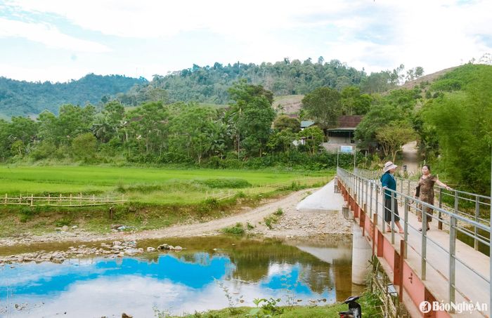 Cầu niềm tin nối bản Thìn sang tuyến đường từ Quốc Lộ 7 đến Khe Kèm. Ảnh: Thành Chung