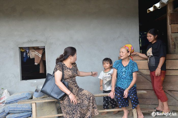 Chị Lương Thị Hiền - Phó Chủ tịch UBND xã Lục Dạ chuyện trò thăm hỏi người dân bản Thỉn. Ảnh: Thành Chung