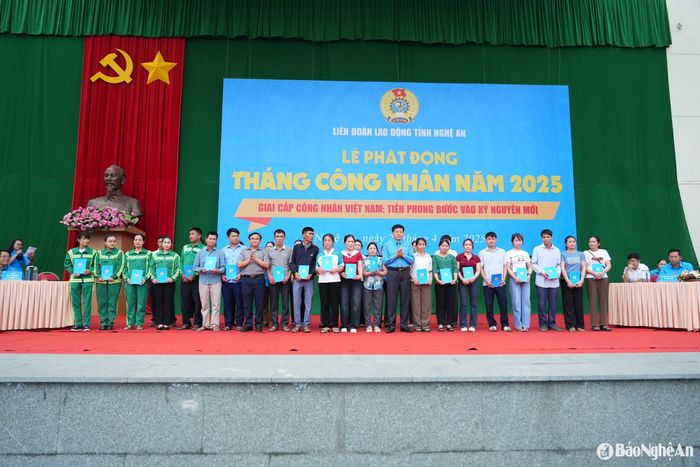 Đồng chí Ngọc Kim Nam và đồng chí Kha Văn Tám trao quà cho đoàn viên, người lao động có hoàn cảnh khó khăn. Ảnh: Diệp Thanh