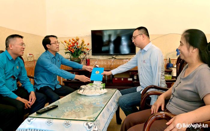 Lãnh đạo Liên đoàn lao động tỉnh thăm hỏi công nhân bị tai nạn lao động. Ảnh: Diệp Thanh