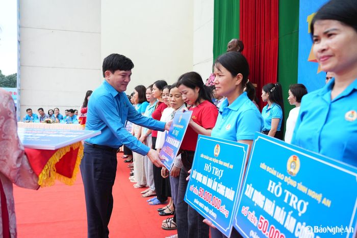 Đồng chí Nguyễn Xuân Hùng - Phó Chủ tịch Tổng Liên đoàn Lao động Việt Nam trao hỗ trợ nhà Mái ấm Công đoàn cho người lao động có hoàn cảnh khó khăn. Ảnh: Diệp Thanh