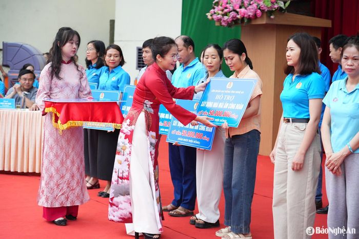 Đồng chí Võ Thị Minh Sinh - Phó Bí thư Tỉnh ủy, Chủ tịch Ủy ban Mặt trận Tổ quốc tỉnh, Trưởng Đoàn Đại biểu Quốc hội tỉnh trao hỗ trợ nhà Mái ấm Công đoàn cho người lao động có hoàn cảnh khó khăn. Ảnh: Diệp Thanh