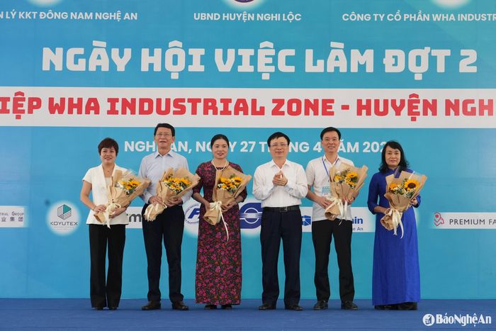 Đồng chí Phó Chủ tịch UBND tỉnh tặng hoa cho các đơn vị tổ chức Ngày hội. Ảnh: Thanh Nga