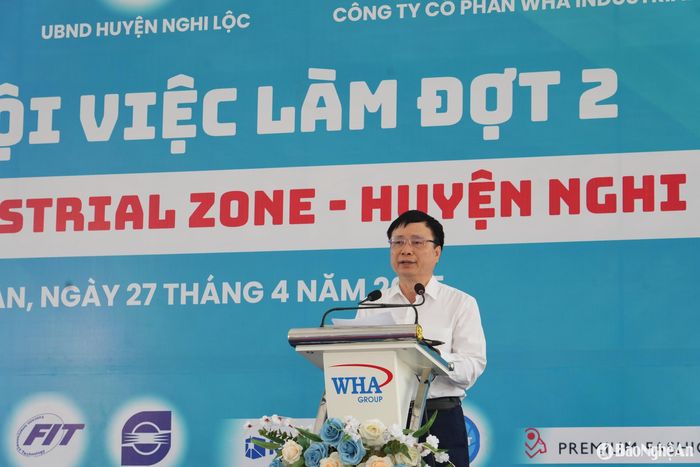 Đồng chí Bùi Đình Long – Phó Chủ tịch UBND tỉnh phát biểu tại Ngày hội việc làm. Ảnh: Thanh Nga
