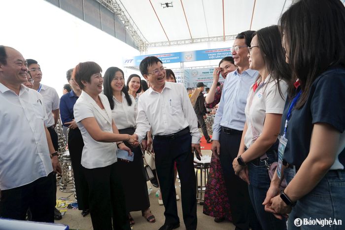 Phó Chủ tịch UBND tỉnh gặp gỡ doanh nghiệp và người lao động tại ngày hội việc làm. Ảnh: Thanh Nga