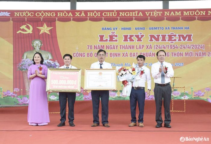 Các đồng chí: Nguyễn Nam Đình - Ủy viên Ban Thường vụ Tỉnh ủy, Phó Chủ tịch Thường trực HĐND tỉnh và Võ Thị Nhung – Phó Giám đốc Sở Nông nghiệp và Môi trường trao Bằng công nhận đạt chuẩn nông thôn mới năm 2024 của UBND tỉnh cho xã Thanh Hà và phần thưởng 500 triệu đồng xây dựng công trình phục vụ dân sinh. Ảnh: PV